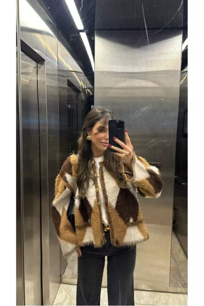 Специално произведена плетена жилетка с копчета, кадифена, с баклава десен