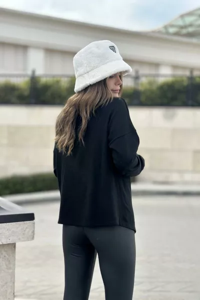 كنزة نسائية سوداء بتصميم غير متماثل، الجزء الأمامي مقسم إلى جزأين، من قماش الأكريليك، كنزة فضفاضة