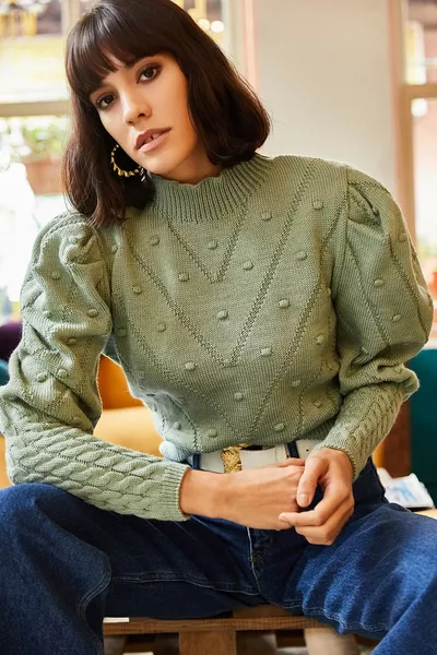 كنزة صوفية نسائية قصيرة عند الخصر بتفاصيل كول صغيرة وبوم بوم باللون الأخضر المائي 