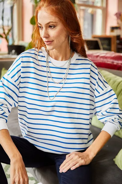 سويت شيرت نسائي فضفاض ناعم الملمس بخطوط إنديجو بيضاء أساسية 