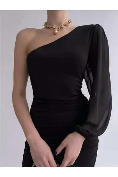 فستان أسود بتفاصيل كتف واحدة