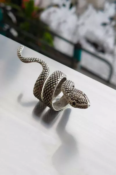 Anello Regolabile Placcato Argento con Figura di Serpente