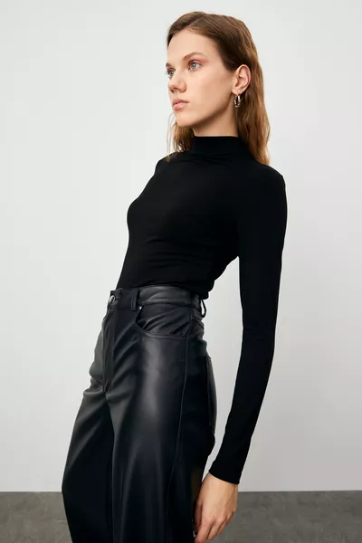 بدلة داخلية نسائية بثلاث قطع باللون الأسود والكريمي والبني القاتم