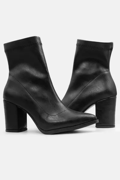 حذاء نسائي أسود بكعب وطرف مدبب وحزام قابل للتمدد حول الرسغ