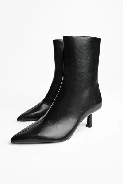 حذاء بوت بكعب قصير مدبب