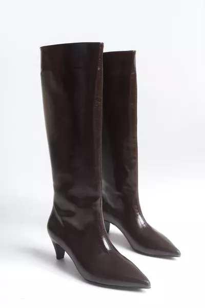 حذاء نسائي بجلد لامع بني بكعب عالٍ مدبب وطول فوق الركبة