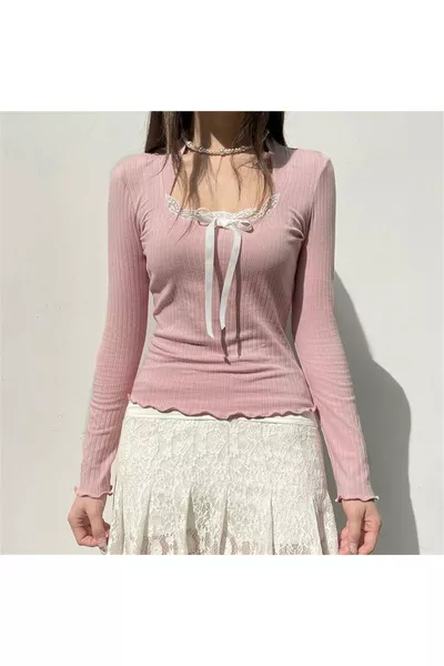 توب قصير بأزرار دانتيل برقبة على شكل فيونكة بأكمام طويلة K