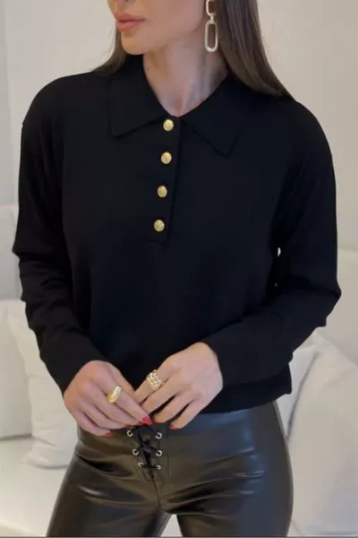 كنزة صوف بولو نسائية بتفاصيل أزرار ذهبية سوداء وملمس فاخر