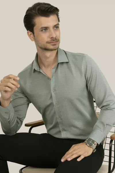 قميص رجالي نحيف باللون الأخضر الفاتح