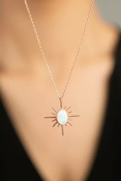 قلادة فضية عيار  للنساء بنموذج بوصلة وتفاصيل حجر الأوبال