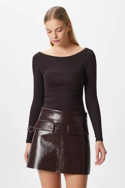 بلوزة سوبت بنية بفتحة رقبة bateau وأكمام طويلة