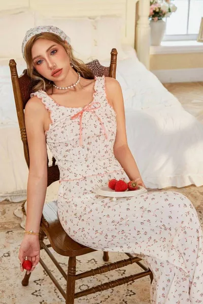 طقم بيجامة صيفي زهري قديم مع أربطة على الأكتاف