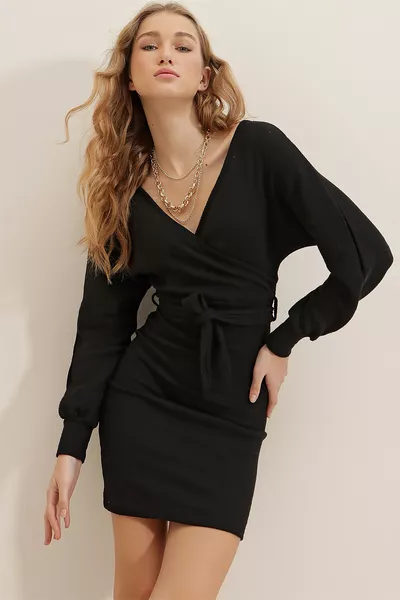 فستان نسائي برقبة مزدوجة سوداء بأكمام خفاش وحزام خصر كاشكور 