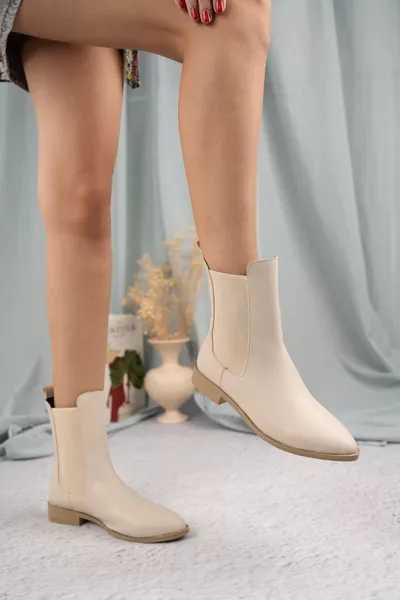 حذاء نسائي جلد بيج مع مطاط جانبي ونعل مسطح رفيع