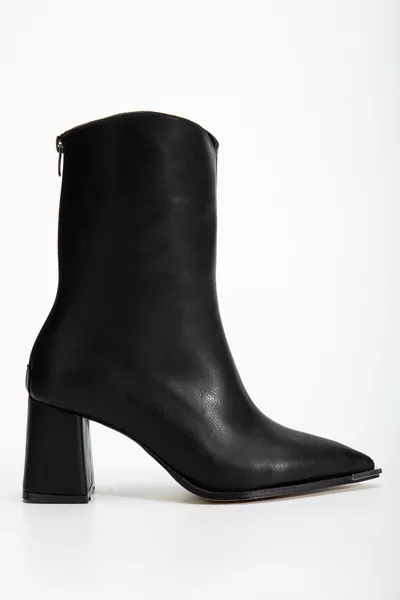 حذاء نسائي بكعب عالٍ، أسود اللون، بسحاب خلفي، مقدمة مدببة وتفاصيل معدنية