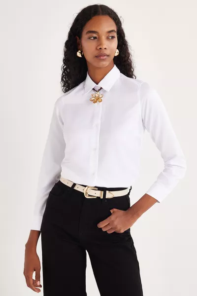 Chemise blanche basique femme à manches longues, coupe slim et ajustée