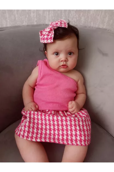 طقم توأمي من التوب القصير ذو الأكمام الواحدة وتنورة بنقشة كاجايتو وردي وفوشيا مع ربطة رأس