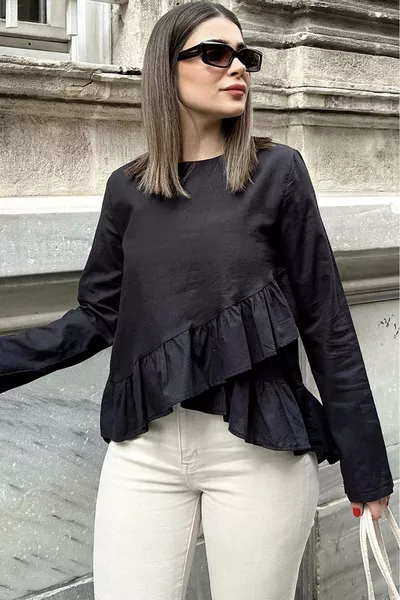 Дамска черна блуза от памук с къдри по предната част, кръгло деколте и по-дълъг гръб