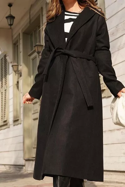 Manteau long en laine avec poches à rabat et ceinture