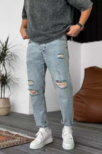جينز أزرق رجالي بقصّة فضفاضة وتفاصيل ممزقة