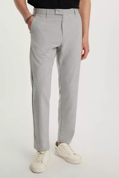 Pantalon gris homme coupe slim ajustée avec poches latérales élastiques et longueur cheville en toile