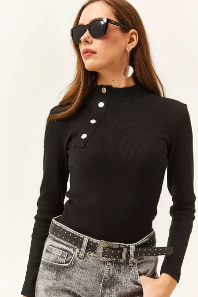 Damenbluse mit halbem Rollkragen, schwarzen Knopfdetails und Stretch