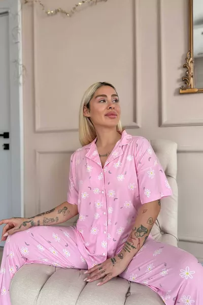 طقم بيجامة بأكمام قصيرة من القطن البامبو مزخرف بأزهار ديزي ناعمة باللون الزهري الفاتح مع أزرار من الأمام