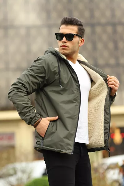 معطف مطر رجالي بغطاء رأس وجيوب، مقاوم للماء، مبطن بالفرو، باللون الكاكي