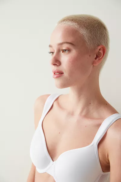 صدرية بواسطات سلكية بيضاء Airy Form لتقليص الصدر وتأثير الدعم