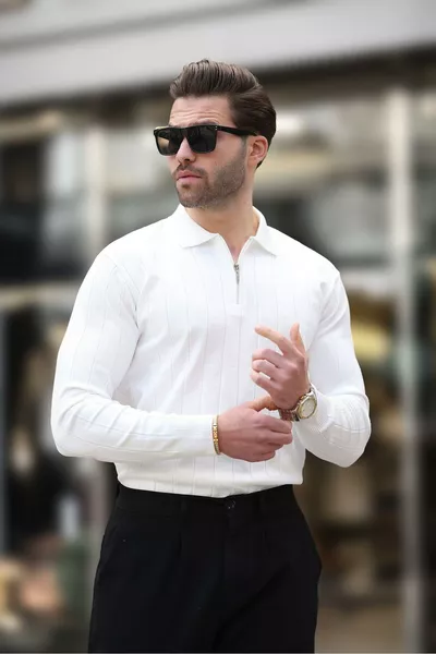 كنزة صوفية بيضاء بياقة بولو بسحاب 