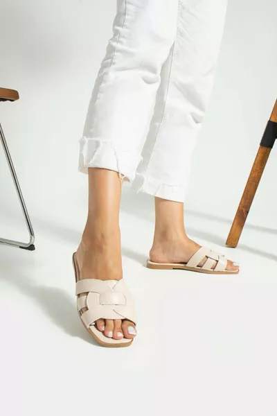 شبشب نسائي بلون كريمي مفتوح من الأمام وعلى الجانبين للاستخدام في الهواء الطلق والمنزل