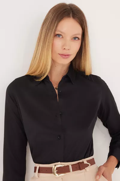 Chemise femme noire basique à manches longues, coupe slim et ajustée