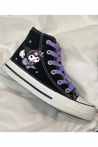 حذاء رياضي للأطفال مع رسمة كورومي، بأربطة لون بنفسجي وسوار أسود