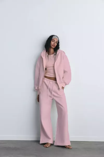 طقم رياضي وردي بسحاب مع قبعة وقصّة واسعة مبطن بالفرو