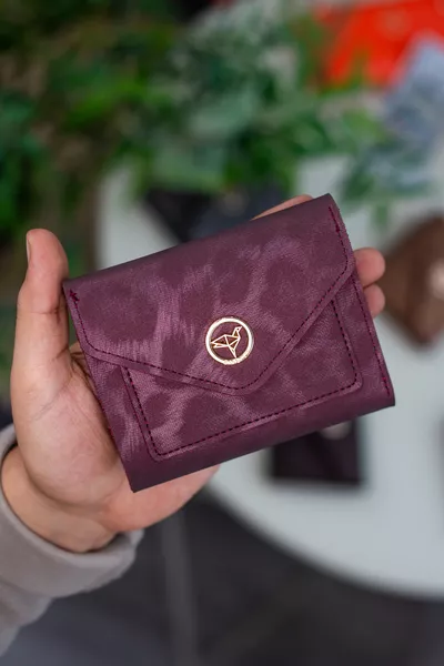 Portefeuille femme mini en cuir végétalien avec motif léopard bordeaux, porte-monnaie avec oeillet pour pièces et plusieurs emplacements pour cartes