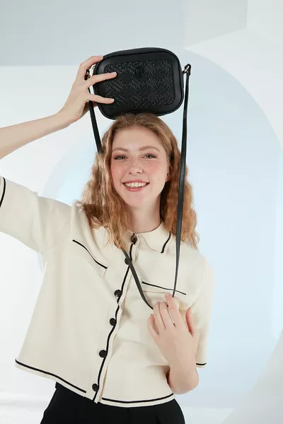 حقيبة كتف نسائية بطبعة سوداء 