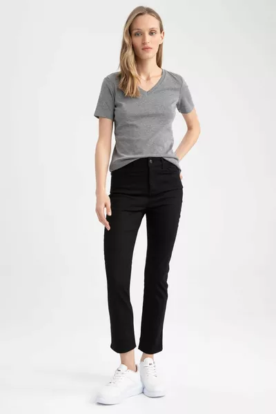 تي شيرت بأكمام قصيرة بفتحة رقبة صغيرة بقصة نحيفة SM