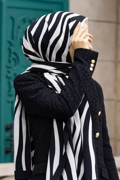 وشاح نسائي فاخر من حرير المدينة باللونين الأسود والأبيض
