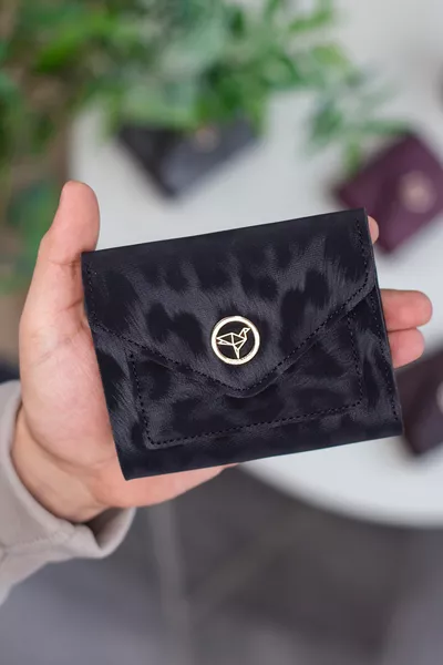 Дамско портмоне черно с мини леопардов принт, много отделения за карти и монети от веган кожа