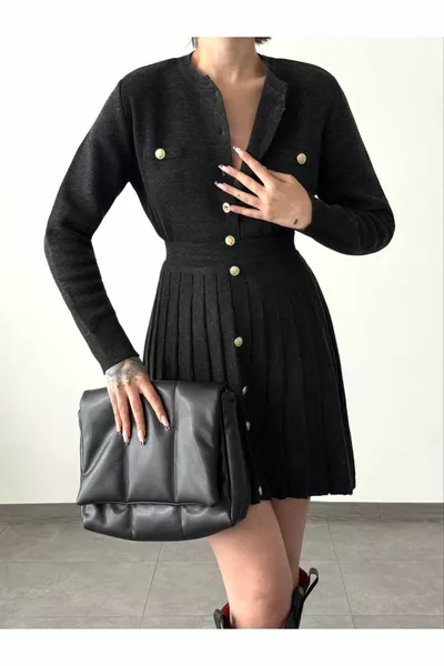 The new model knitted buttoned skirt set is in stock.