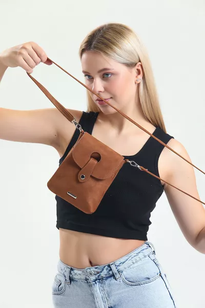 حقيبة هاتف كروس من الجلد المخملي البني