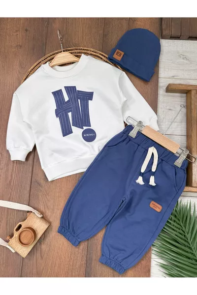 طقم أطفال ولد واسع الحجم مزين بحروف بارزة وتفاصيل شعار مع قبعة