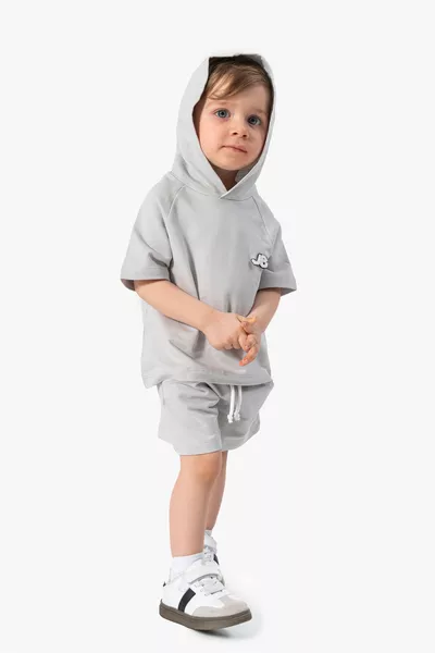 طقم ملابس للرضّع الذكور مكون من قميص قصير الأكمام بغطاء رأس وشورت 2 قطعة 