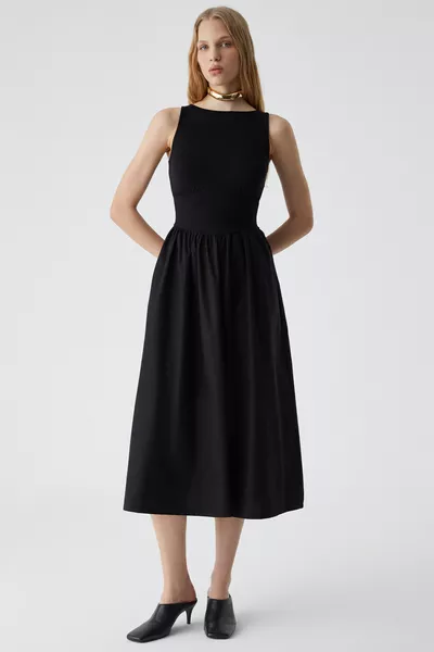 فستان زناني أسود بدون أكمام من قماش البوبلين واسع من الأسفل وقطن فيسكوز مطاطي من الأعلى بياقة قارب من علامة باني آير