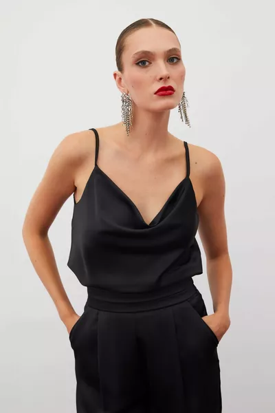 Блузка из сатина с вырезом Дегаже - черная