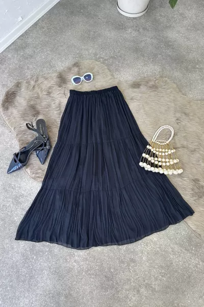 لارا تنورة كحلية