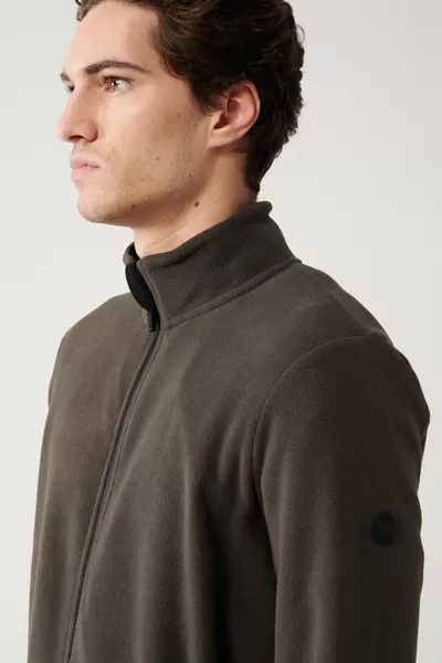 سترة رجالية من الفلانيل بسحّاب وياقة عالية مقاومة للبرد لون فحمي 