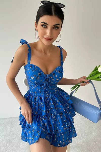 فستان بأشرطة مع تنورة مكشكشة ودعم للصدر فستان قصير فستان مزهر فستان بنقوش باللون الأزرق