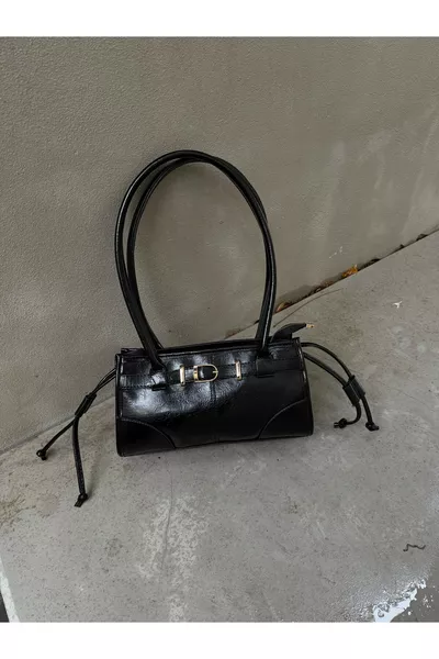 حقيبة كتف نسائية من الجلد الصناعي مع تفاصيل حزام وتطريز شبيهة بالفراء، للبنات، باللون الأسود