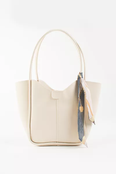 Schultertasche aus weichem Leder mit Schal-Detail und gerundetem Design